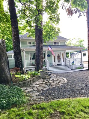 Walk to main beach and downtown! Relax on wrapped front porch 