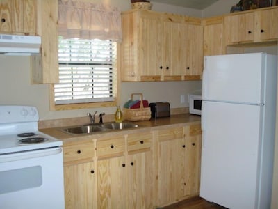 1 bedroom cabin, sleeps four. Pet friendly*. Property is on Brazos River.