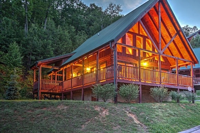 Solid Ground Lodge - Luxury Cabin.