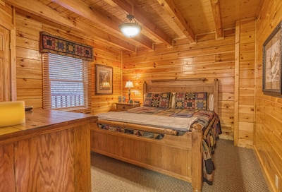 Solid Ground Lodge - Luxury Cabin.