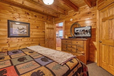 Solid Ground Lodge - Luxury Cabin.