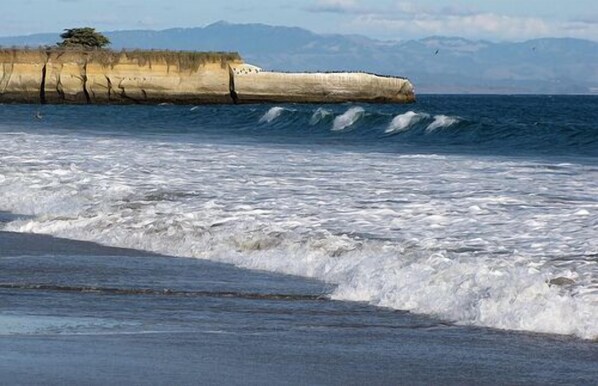 Short Walk to Twin Lakes Beach: Right the end of the Street!