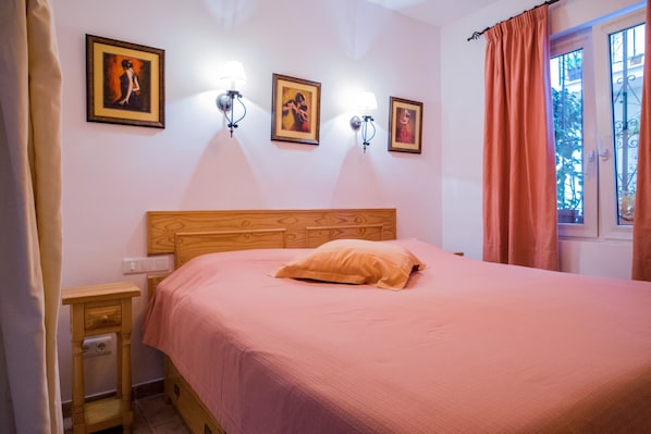 Casa Charlotte Ground or bottom floor:  King Size bed