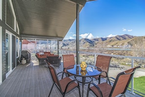 Huge deck for entertaining with a view of Columbia River.