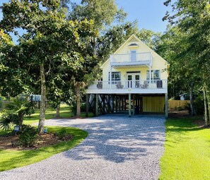 YellowFin with lots of extra driveway and covered parking