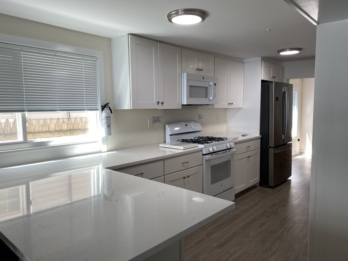 Elegant Beachfront, beautiful views. Come enjoy!