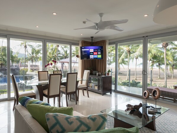 Huge living room with Beach and Pool view
