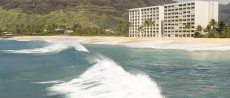 Waves come in from the point wtih a view of the Cabanas &the beautiful Mount