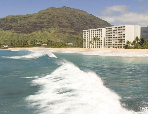 Waves come in from the point wtih a view of the Cabanas &the beautiful Mount