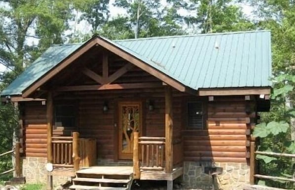 Front view of the two story cabin.