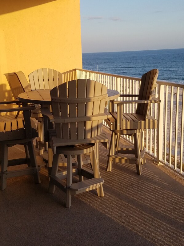 Balcony-height table and swivel stools on the large balcony