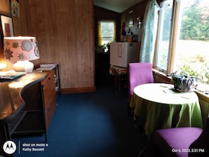 4 Season porch, fridge,hightop workstation, view to nature/fields