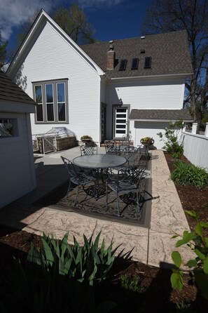 courtyard dining and seating areas
