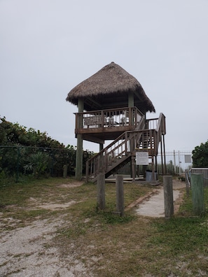 Neighborhood tiki hut on private beach, private parking
