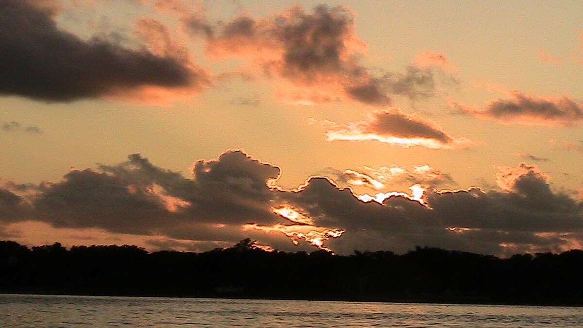 TROPICAL POOL, SLEEPS 8, WATERFRONT, TOTAL PRIVACY! BOAT OPTION, PETS OK