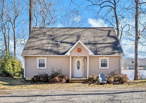 Castaway Cottage on High Rock Lake,
large back deck with views

