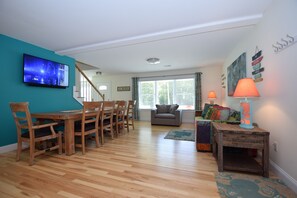 Spacious Open Living/Dining & Kitchen. Table will seat 12!  Cable TV, WiFi & AC!
