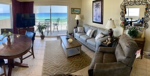 Living Area and pullout sofa-bed.

📷🌹
