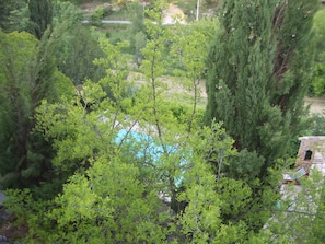 La piscine vue de la terrasse