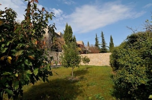 La maison vue d'un des jardins enterrasse