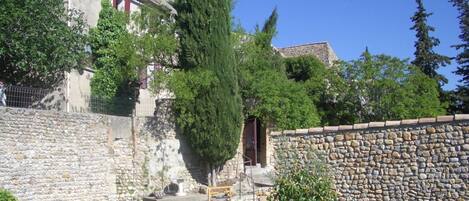 House from terraced gardens and boules ground