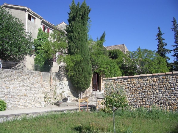 House from terraced gardens and boules ground