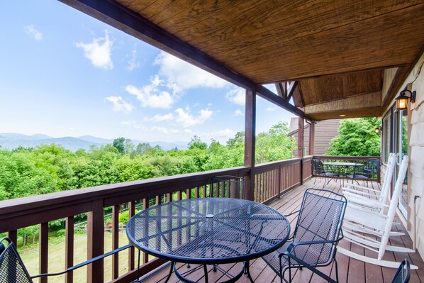 Outdoor Dining on Main Level Deck