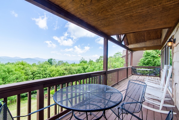 Outdoor Dining on Main Level Deck