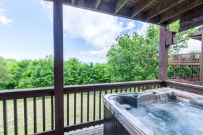 Hot Tub with Views!