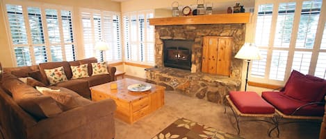 Living Room / Queen Sleeper Sofa / Gas Fireplace