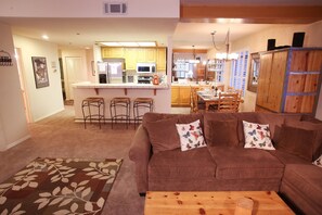 Living Room / Kitchen Bar with 3 Stools