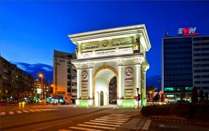 Triumphal arch - 2 minutes walk from the apartment