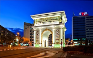 Triumphal arch - 2 minutes walk from the apartment