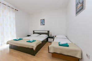 Schlafzimmer 1