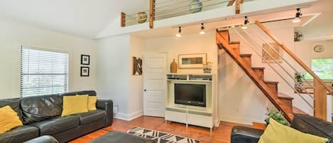 Chattanooga Vacation Rental | 1BR | 1BA | 600 Sq Ft | Stairs Required