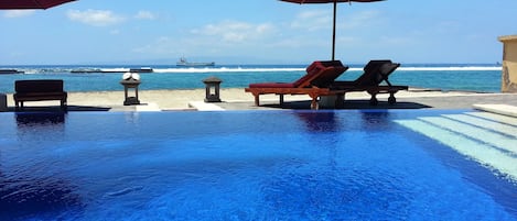 Waves breaking on the coral reef