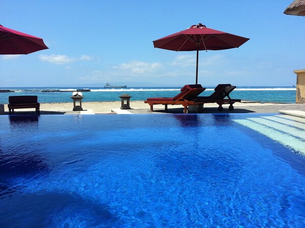 Waves breaking on the coral reef