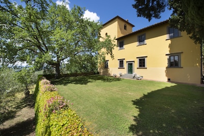Elegante villa con piscina en las colinas de Florencia.