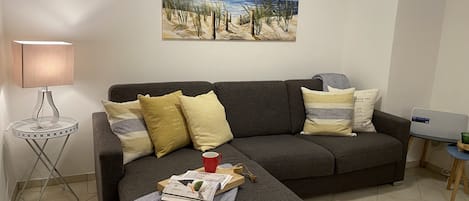 Schlafsofa im großen Wohnzimmer 