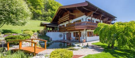 Traumlage mit Terrasse am eigenen Schwimmteich