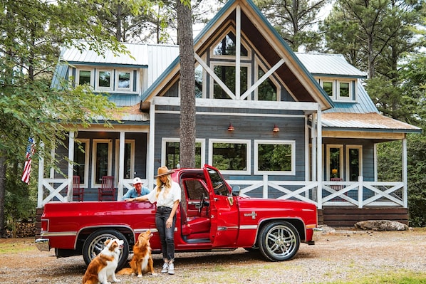 Rolling up to The Americana with your pups in tow, the American flag waving proudly in the breeze—it’s more than a getaway, it’s a slice of classic Americana charm.