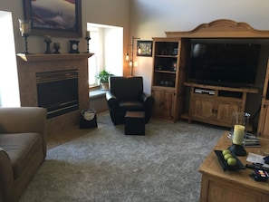 Cozy Family Room w/gas fireplace