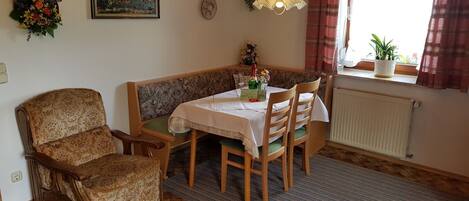 Ferienwohnung 65 qm, 2 Schlafräume, Wohnküche, Terrasse, TV, max. 4 Pers.-Die gemütliche Sitzgruppe eignet sich für gemütliche Kaffeekränzchen, Frühstück und vieles mehr