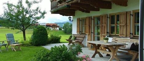 Ferienwohnung - Wiese -, 120m² mit Terrasse und Blick auf die Berge-"Wiese", Terrasse