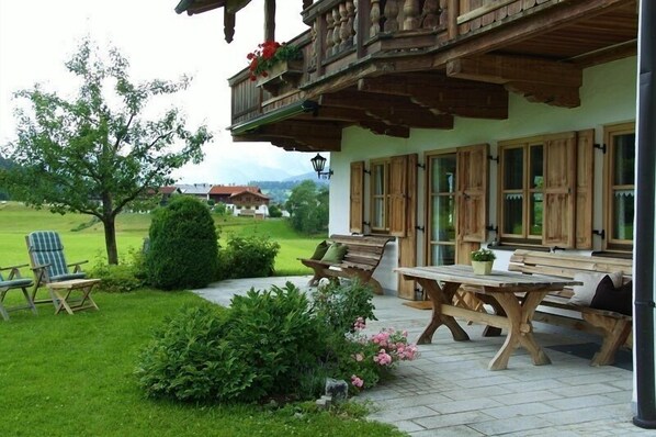 Ferienwohnung - Wiese -, 120m² mit Terrasse und Blick auf die Berge-"Wiese", Terrasse