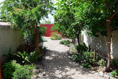 Charming house with beautiful garden, close to the beach. Free WiFi!