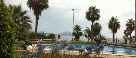 Vistas al mar desde la gran piscina, Entrada a la piscina con escalera obra.