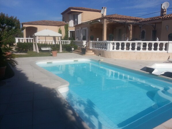 tres belle villa avec piscine et jacuzzy