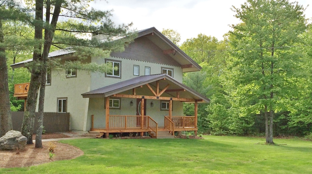 A North Conway vacation rental surrounded by trees and green lawn