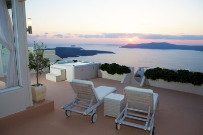 Exclusive 3 bed Luxury Villa with breath-taking views of the sea & sunset